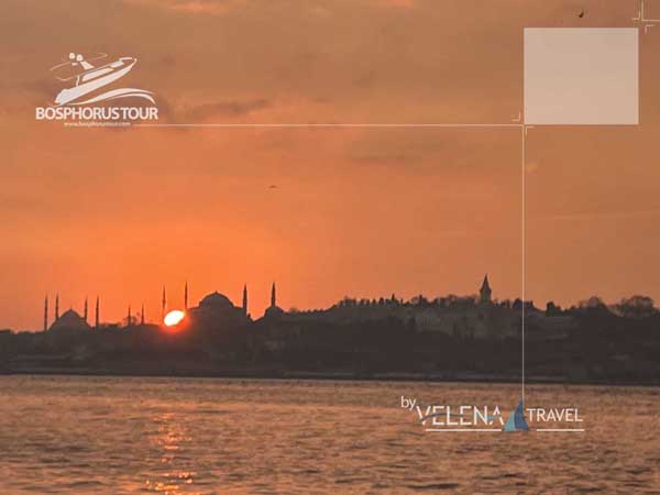 Luxury Yacht Sunset Sightseeing Cruise on the Bosphorus